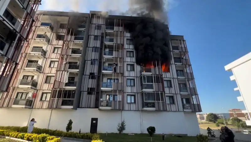 Çanakkale'de Yangın Paniği: Gece Yarısı Alevler Yükseldi