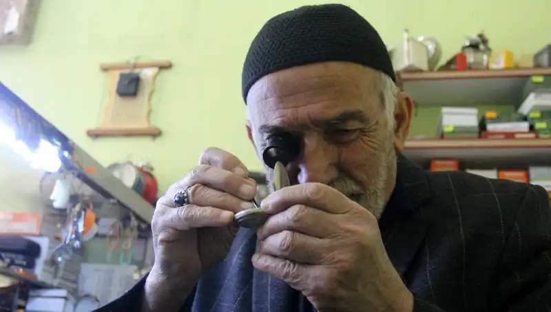 58 Yıldır Zamanın Durmaması İçin Çalışan Usta: 20 Metrekarelik Dükkanda Gerçek Bir Efsane