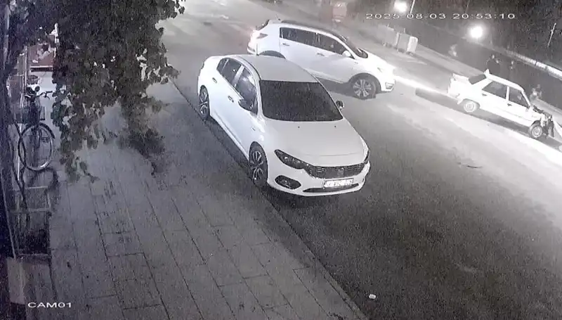 Yayalara Yol Vermek İsterken Arkadan Çarpan Araçlar: Kaza Anları Kamerada!