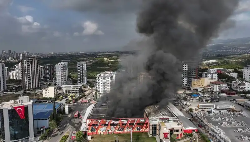 Mersin'de Fabrika Yangını: İtfaiye ve TOMA Müdahale Etti