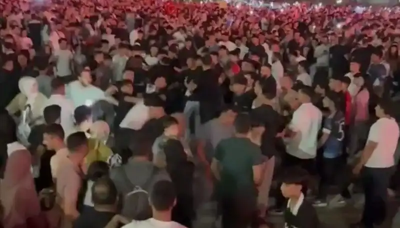 Konserde Bıçaklı Kavga: Üç Genç Yaralandı, Olay Yerinde Panik Hakim Oldu!