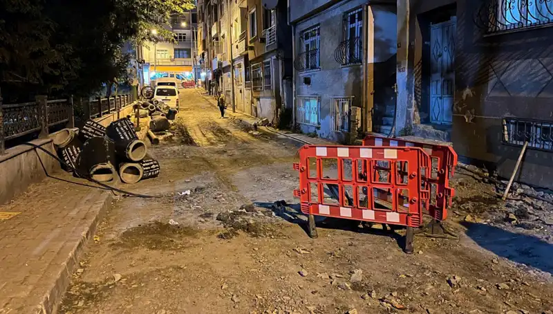 Bayrampaşa'da Altyapı Çalışmalarında Kriz: Rögar Kapağı Patladı!