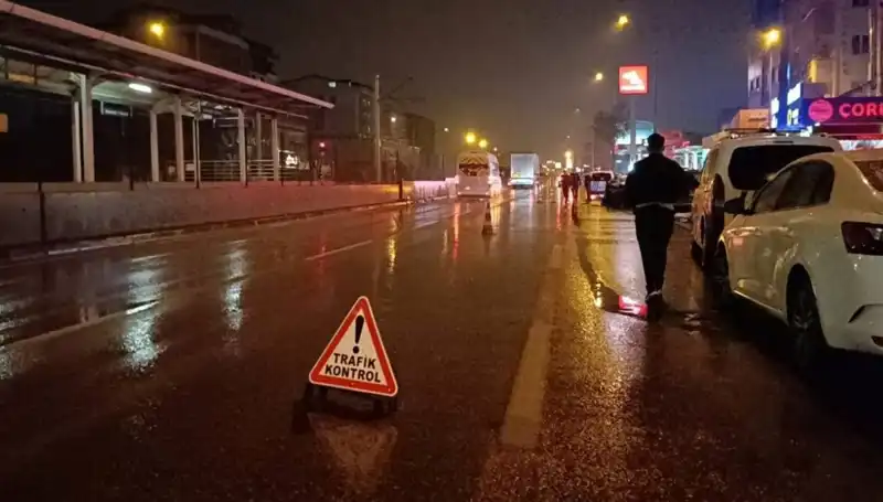 Bursa'da Kaza Sonrası Güvenlik Önlemleri Alırken Polisin Üzerine Kamyonet Çarptı