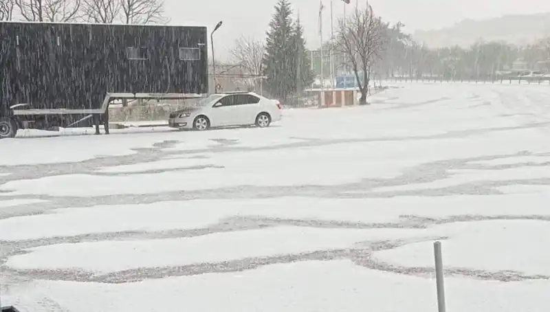 Tekirdağ'da Kış Geldi: Ceviz Büyüklüğünde Dolu Yağışı Sokakları Beyaza Bürüdü