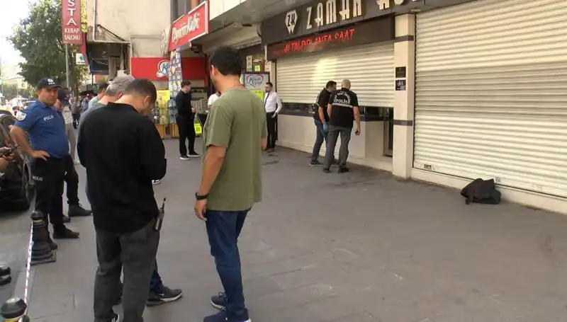 Cadde Ortasında Kuyumcu Soyma Girişimi: Güvenlik Kameraları Her Şeyi Kaydetti