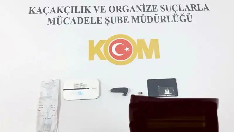 Ehliyet Sınavında Kopya Çekmek İçin Düzenek Kurdular, Yakalandılar!