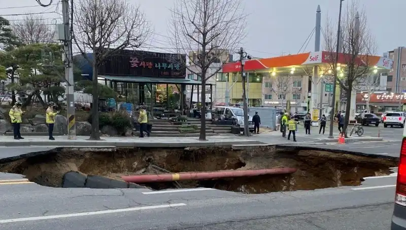 Güney Kore'de Dev Çukur Motosikleti Yuttu: Kayıp ve Yaralı Durumu Soru İşareti