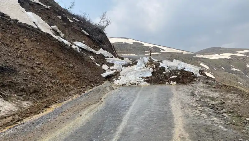 Muş'taki Heyelan Sonrası Kapalı Yol Yeniden Ulaşıma Açıldı