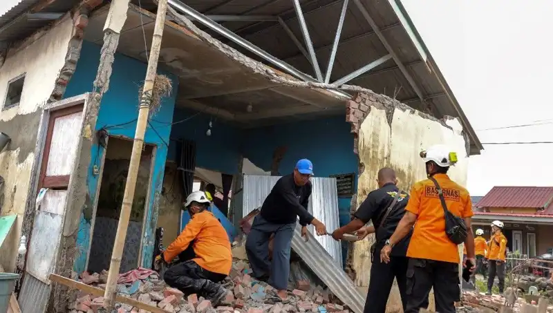 Endonezya'da 5,7 Büyüklüğünde Deprem: 8 Ev Yıkıldı, Yaşanan Korku