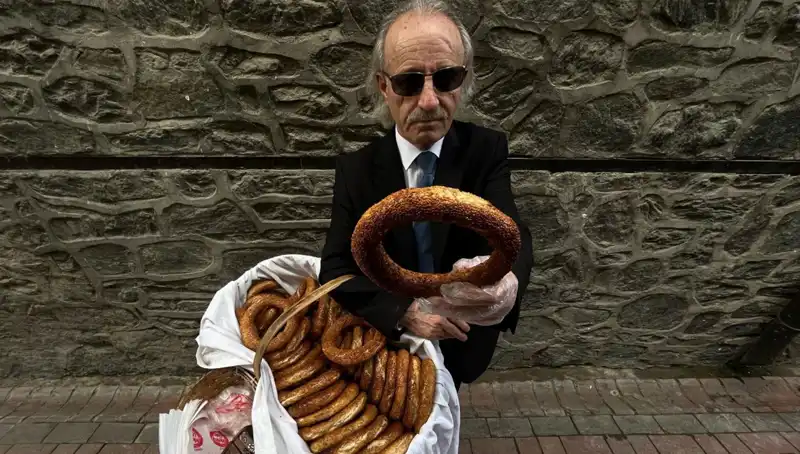 Kravatlı Simitçi: İstanbul'un Eşsiz Sokak Lezzeti ve Stil İkonu