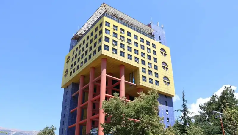 Dünyanın En Saçma Binasının Yerine Yepyeni Proje: İnşaat Süreci Başladı!