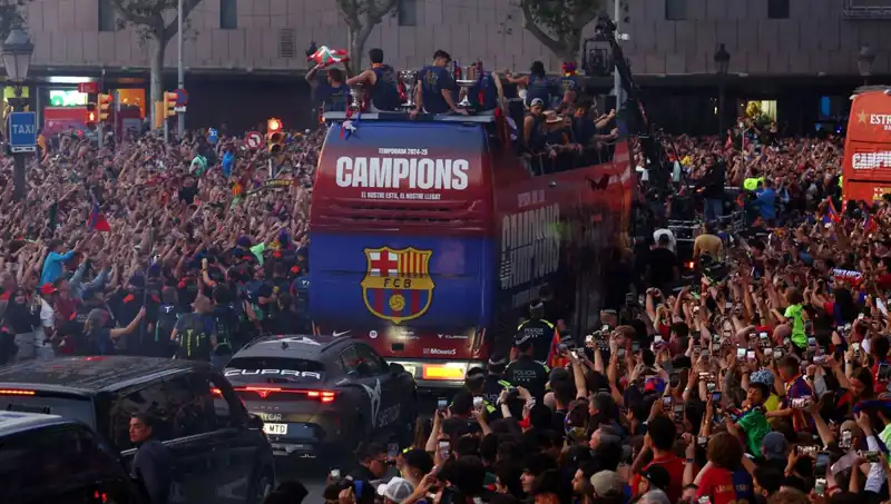 FC Barcelona Futbolcuları Taraftarlarıyla Unutulmaz Bir Buluşma Gerçekleştirdi