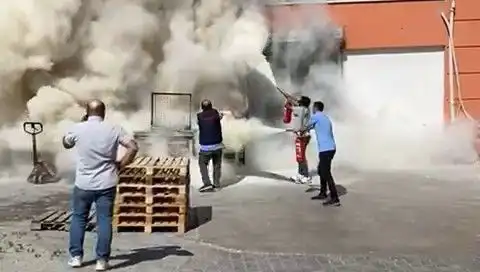 AVM Depo Alanında Yangın: Alışveriş Merkezinde Panik Anları!