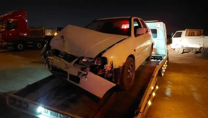 Kamyonet ve Otomobil Çarpıştı: Kaza Sonrası Yaralı Havalandı!