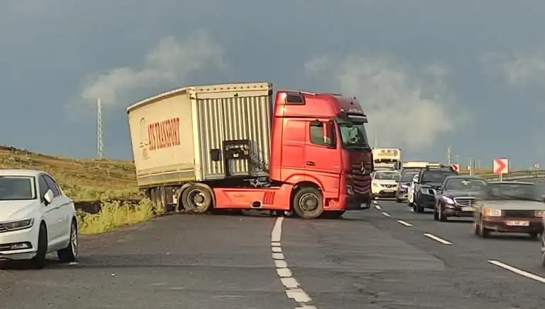 Uzun Araç Kuyruğuna Neden Olan TIR Kaydı: Yol Kapanınca Ne Oluyor?