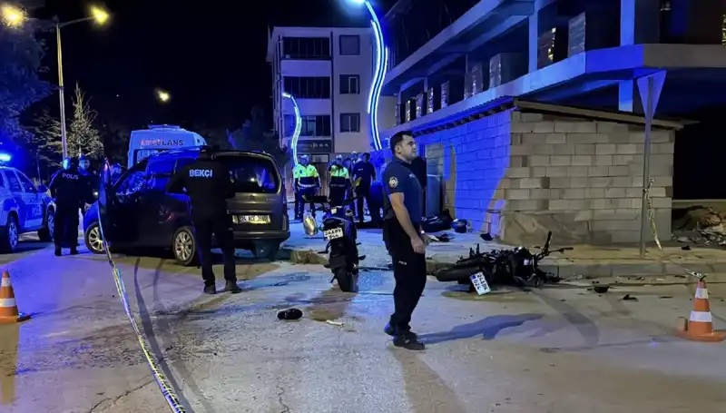 Motosikletli İki Genç Hayatını Kaybetti: Otomobil Çarpması Korkunç Sonucu Getirdi