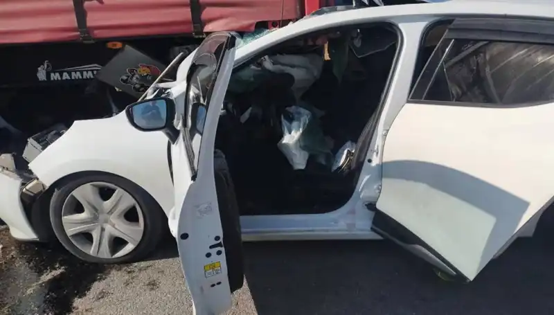 Sivas'ta Otomobil TIR'a Çarpınca Olay Yerinde Korku Dolu Anlar
