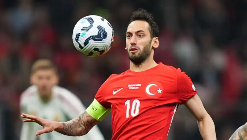 Fenerbahçe, Hakan Çalhanoğlu İle Mourinho'yu Kandırmak İçin Elinden Geleni Yapıyor!