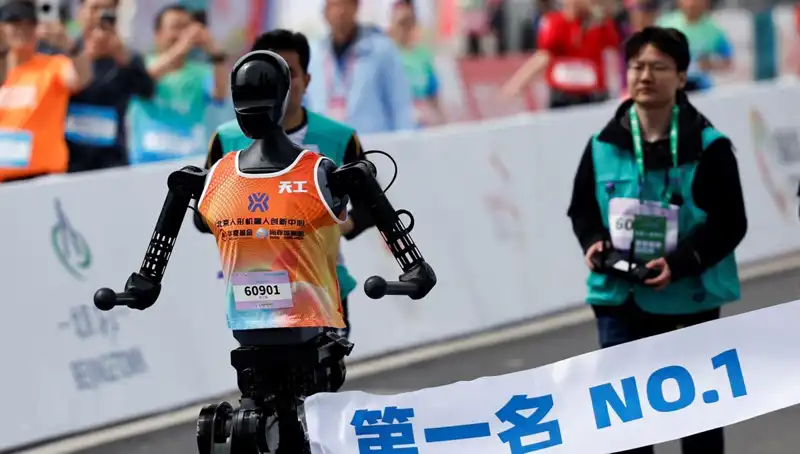 Çinli Robotlar İlk Kez İnsanlarla Maratonda Yarıştı: Yapay Zeka Devrimi Geliyor