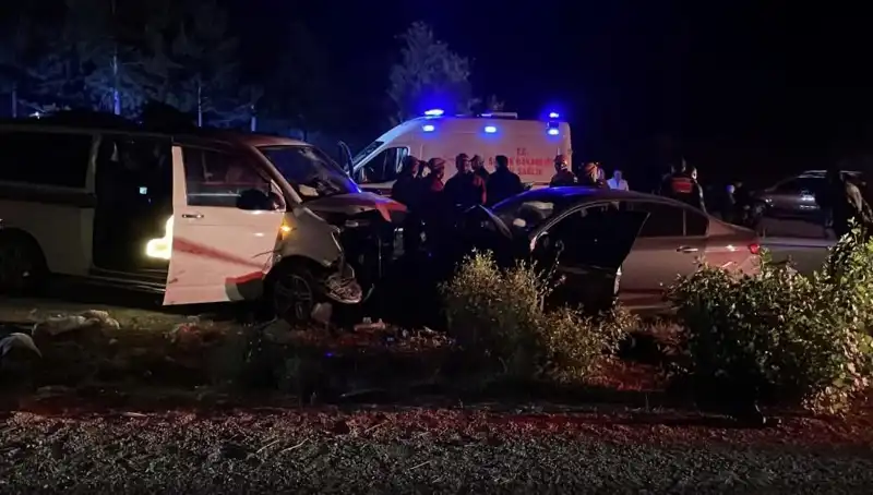 Ters Yön Faciası: Kafa Kafaya Çarpışan İki Araçta Kan Gövdeyi Gitti!