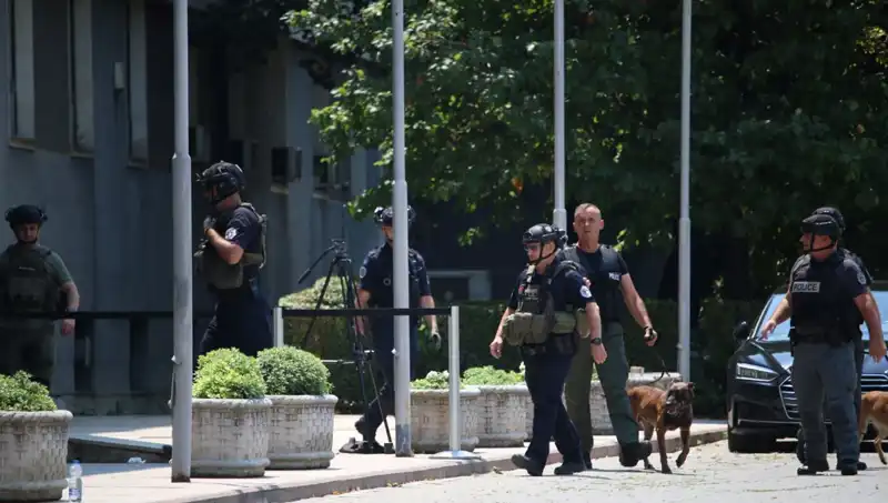 Kosova Meclisi'nde Panik: Bomba İhbarı Türkiye'yi de Korkuttu