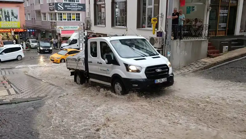 Aniden Yağmaya Başlayan Sağanak, Şehirde Su Baskınlarına Neden Oldu
