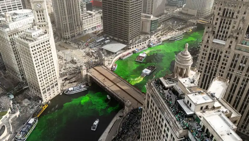 ABD'de Aziz Patrick Günü: Chicago Nehri'nin Yeşil Renk Şöleni
