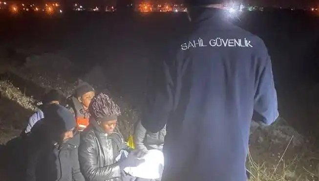 İzmir'de Düzensiz Göçmen Operasyonu: Yedili Ekip Yakayı Ele Verdi