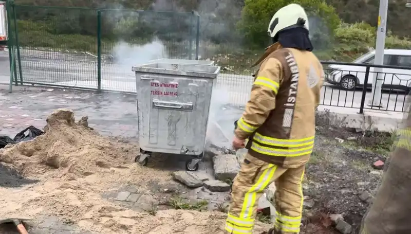 Başakşehir'de Çöp Konteynerinde Yangın Panik Yarattı: Kimyasal Madde İddiası