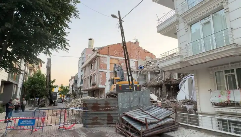Yıkım Alanında Tuhaf Kaza: İki Sokak Karanlıkta Kaldı!