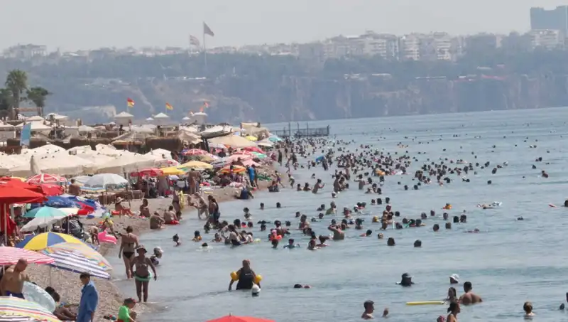 Antalya’da Deniz Suyunun Isındığı İnanılmaz Sıcaklıklar: Yaz Havası Devam Ediyor