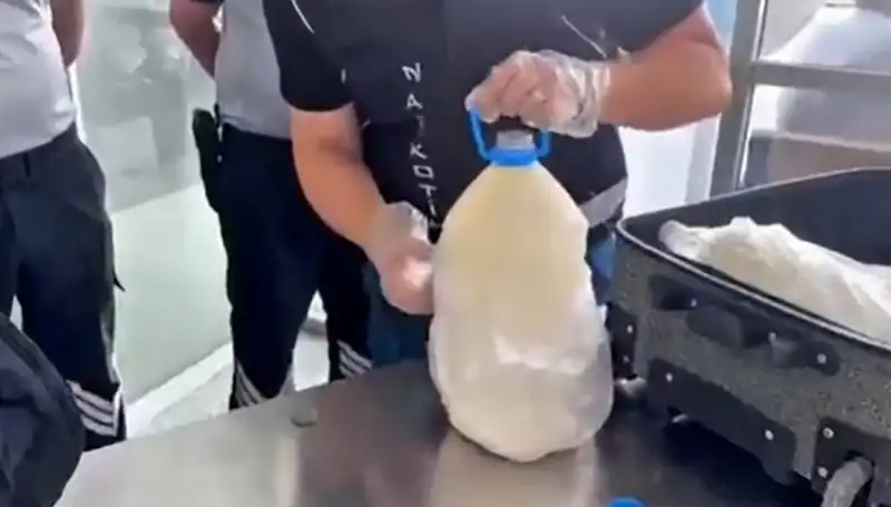 Havalimanında Süt Şişesinde Ele Geçirilen 12 Kilo 800 Gram Sıvı Şok Etti