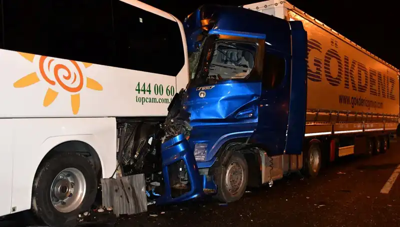 Tur Otobüsü ve Tır Çarpıştı: 13 Kişi Yaralandı, Olayın Ayrıntıları Şok Edici