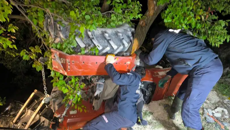 Kontrolden Çıkan Traktör Devrildi: Korkunç Kaza Sürücüyü Hayattan Kopardı