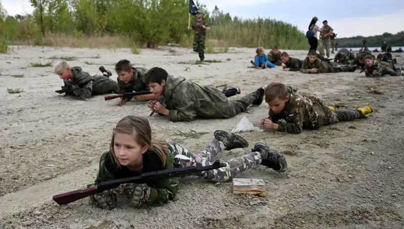 Rusya'da 8 Yaşındaki Çocuklar Askeri Kamp Eğitiminde Hayatta Kalma Mücadelesi Veriyor