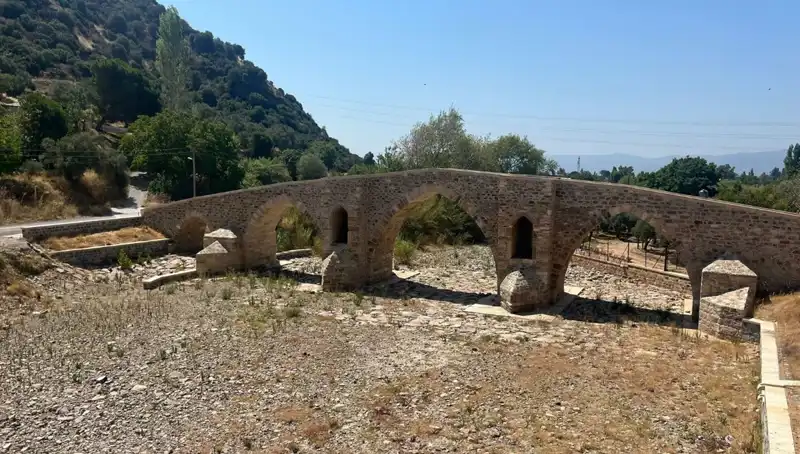 Tarihi Yunan Köprüsü, Uyuşturucu Bağımlılarının Mekanına Dönüştü
