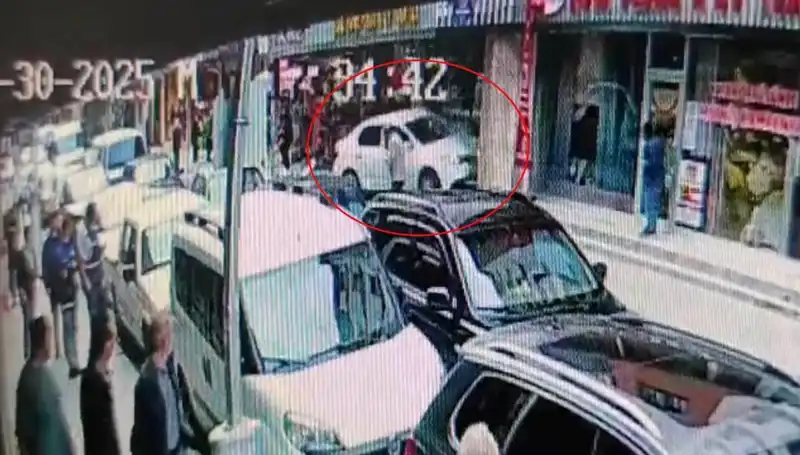 Alkollü Sürücünün Mağazaya Girmesi, İki Çocuğu Eşit Kılacak Bir Tehlikeden Kurtardı!