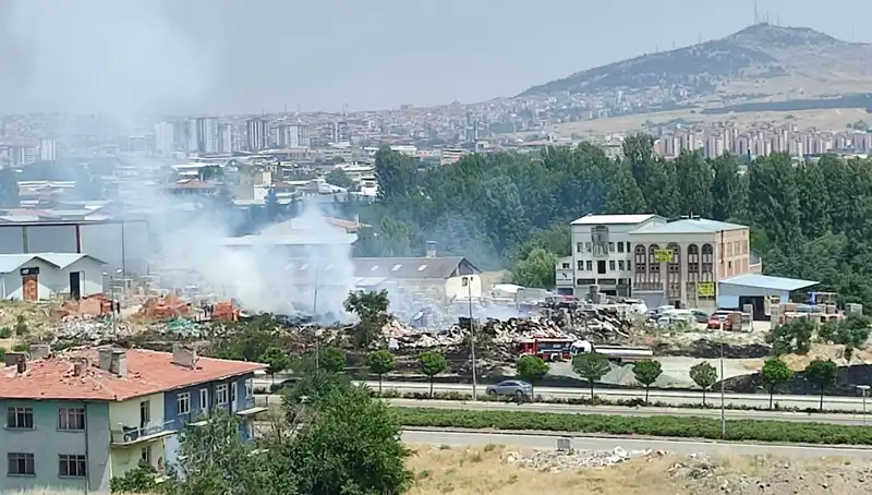 Otluk Alandaki Yangın, Depo ve Etrafını Küle Çevirdi!
