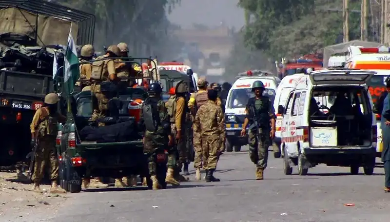 Pakistan'da Bombalı Saldırı: Güvenlik Güçlerine Yönelik Kanlı Saldırı 5 Can Aldı