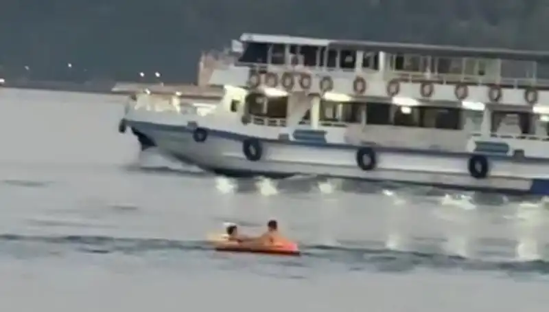 Sarıyer Sahilinde Çocukların Botla Denize Açılması Olayı Şok Etti!