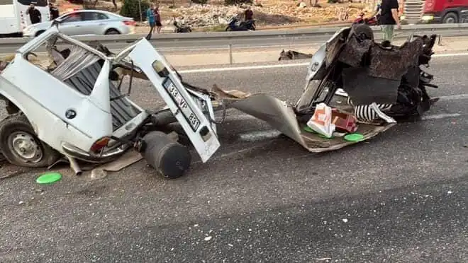 Bariyere Çarpan Araç Feci Kazada Hurda Yığınına Döndü: 1 Ölü, 1 Yaralı
