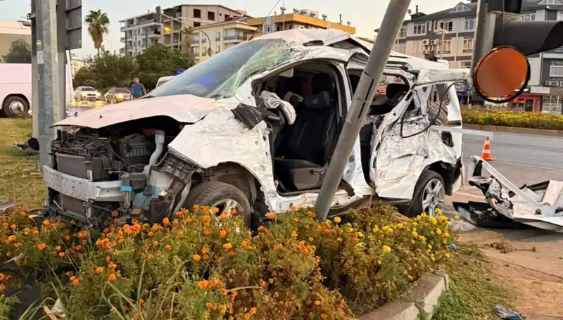 Antalya'da Midibüs ile Hafif Ticari Araç Çarpıştı, 6 Kişi Yaralandı