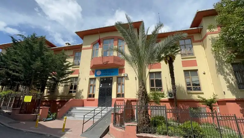 Depremde Hasar Gören Okullar Boşaltıldı: Velileri Endişe Sardı