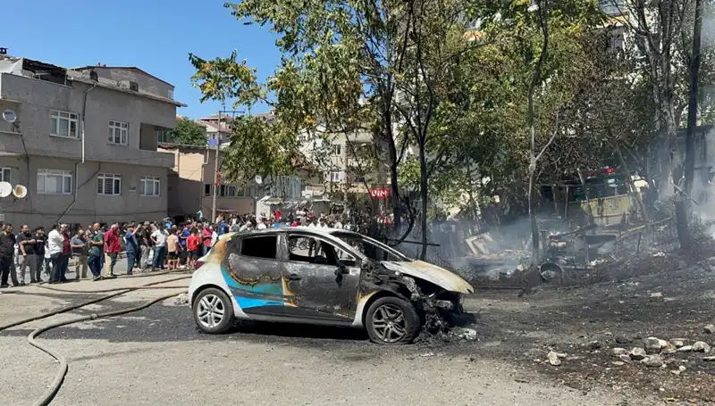 Gecekondu Yangını: Bir Araç Kül Olurken, Hayatlar Tehlikeye Girdi