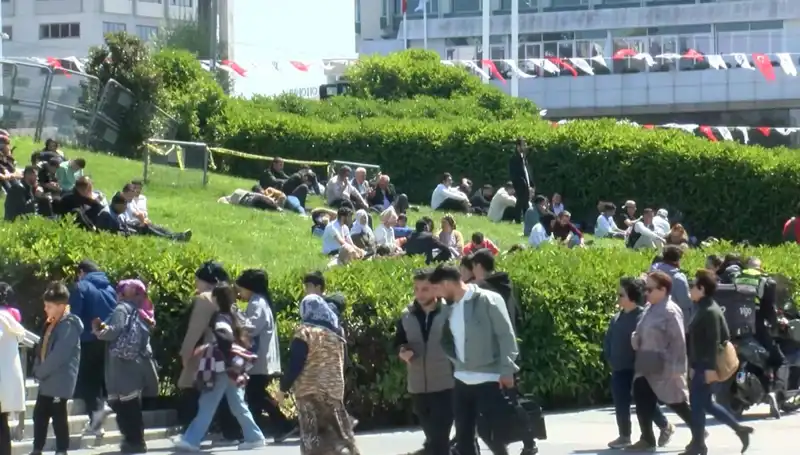 Taksim'de Deprem Yoğunluğu Artarken, Vatandaşlar Ne Yapmalı?
