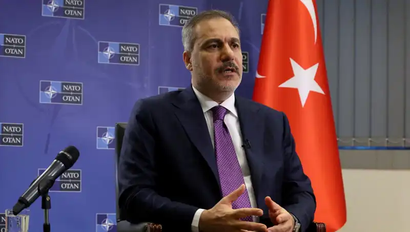 Türkiye'den BAE'ye Stratejik Ziyaret: Bakan Fidan Yolda!