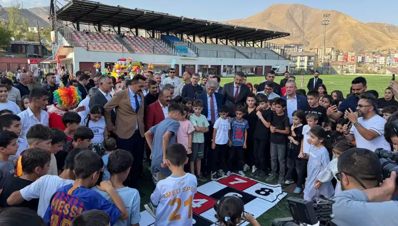 Hakkari'de Renkli Anadolular Şenliği Coşkusu Tüm Şehri Sarhoş Etti