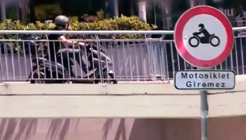 Üst Geçitler Motokuryelerin İşgali Altında: Şehirlerde Sürücülerin Güvenliği Tehlikede!