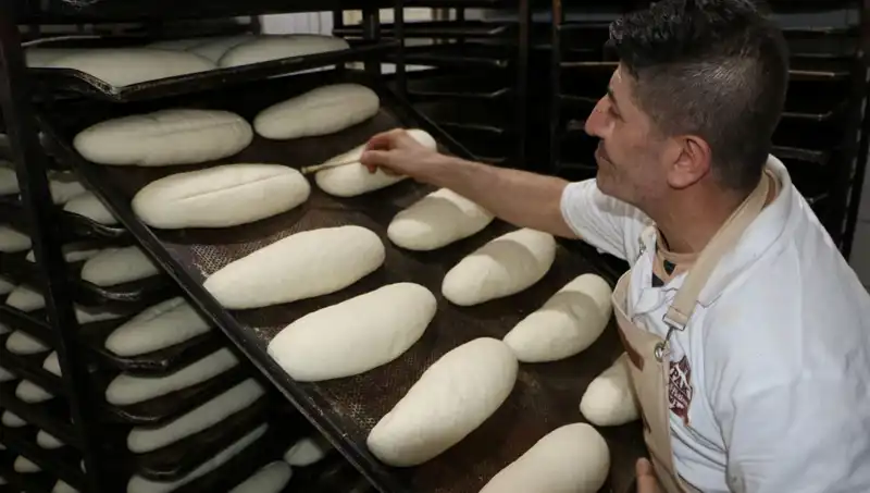 Sıcaklardan Etkilenmeden Çalışanların Mücadelesi: Fırınlarda 250 Dereceye Rağmen Üretim