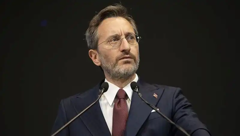 Fahrettin Altun'dan Özgür Özel'e Sert Yanıt: Siyasi İletişim Üzerine Tartışmalar Büyüyor